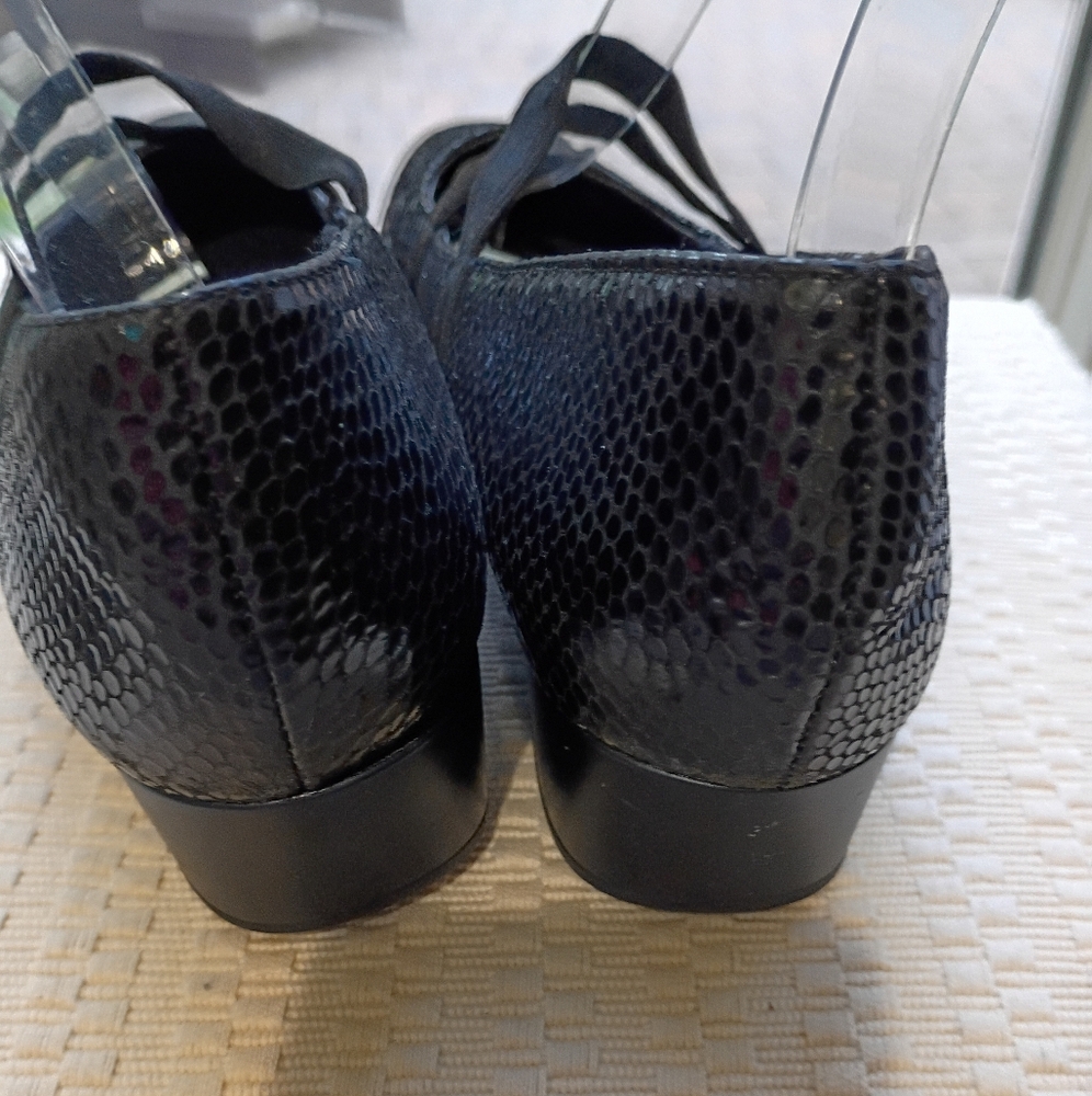 Munro Black Textured Flats.New Condition - Picture 4 of 9